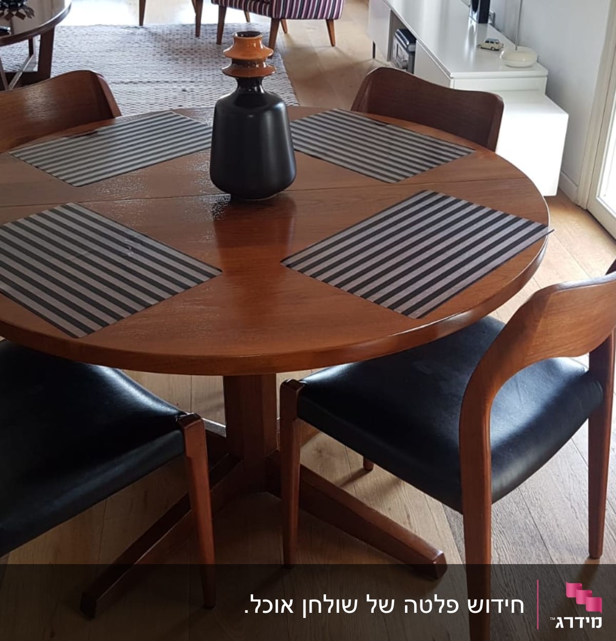 שולחן עגול עם פלייסמטים מפוספסים וכד שחור במרכז